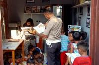 Anggota Polres Kupang Kota Bantu Wifi Gratis untuk Siswa tak Mampu