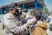Polres Kupang Kota Bagi Masker dan Sarung Tangan di Pasar