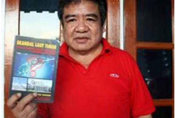  Ferdi Tanoni menunjukkan buku yang tulisnya berjudul Skandal Laut Timor, Sebuah Barter Politik Ekonomi Canberra-Jakarta. 