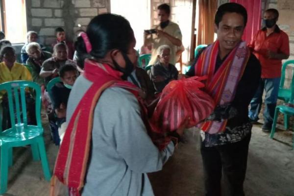 KIPDA TTS Bagi Sembako dan Masker di Dua Desa