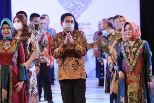 Melihat Ibu Menteri dan Pejabat Kemendes Beraksi di Catwalk