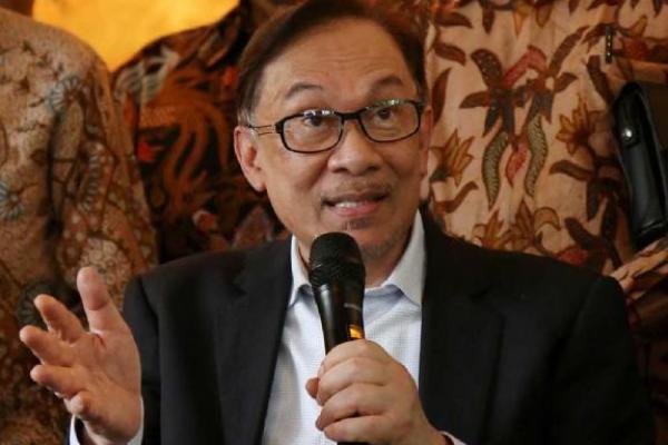 Pemimpin oposisi Malaysia Anwar Ibrahim serahkan dukungan lebih 120 anggota parlemen kepada Raja