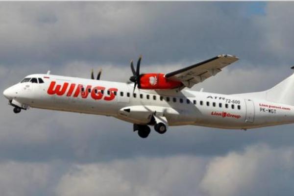 Pesawat Wings Air tipe ATR 72-600 di area bandara El Tari Kupang