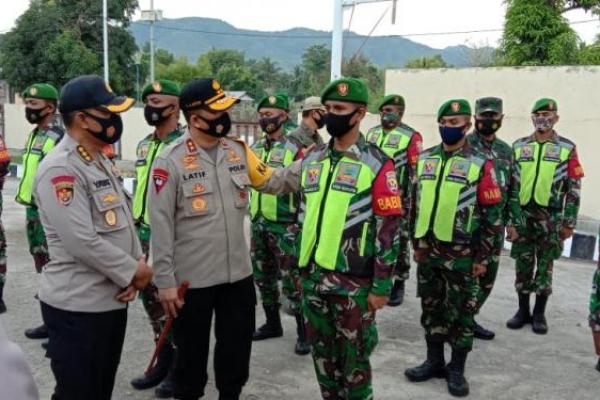 TNI-Polri Jaga Keamanan Rumah Warga Yang Ditinggal Mengungsi Akibat Erupsi Ile Lewotolok