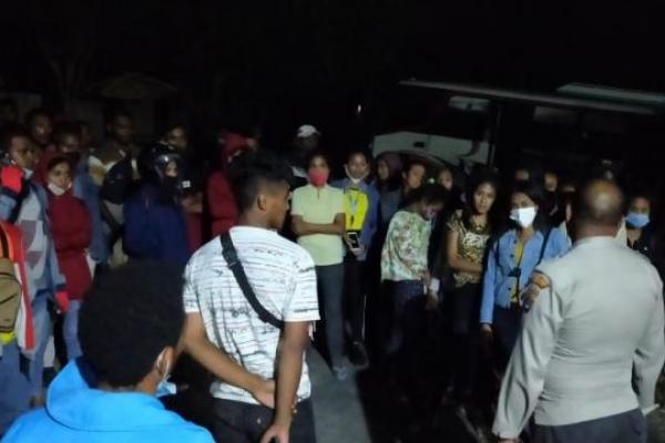 Diduga Angkut Mahasiswa Ikut Pilkada Malaka, Bus Dilempar Orang tak Dikenal