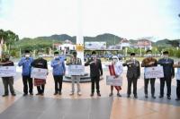 Peringati Hari Bakti Transmigrasi ke-70, Mendes Bagikan Bantuan Pangan dan Kesehatan