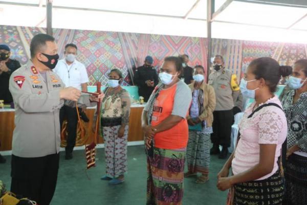 Sebulan, IRT di Besipase Hasilkan Empat Kain Tenun Ikat