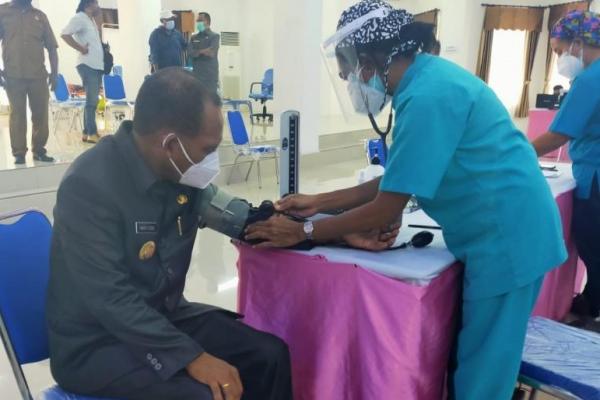 Bupati Alor Pejabat Publik Pertama di NTT yang  Divaksin Sinovac bagi Lansia 