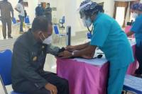 Bupati Alor Pejabat Publik Pertama di NTT yang  Divaksin Sinovac bagi Lansia 