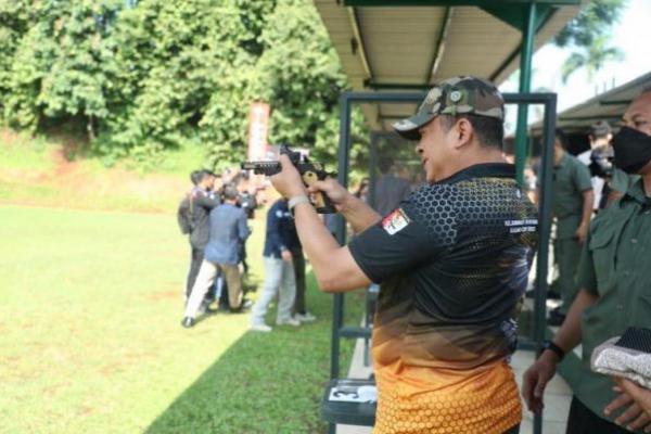 Ketua Umum Perkumpulan Pemilik Izin Khusus Sejata Api Beladiri (PERIKSHA) ini menilai, keikutsertaan institusi TNI dan Polri dalam penyelenggaraan kejuaraan menembak sangat relevan. Bahkan jika perlu, institusi negara lainnya seperti kementerian dan lembaga juga perlu ikut serta.