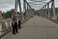 Tiang Penyangga Jembatan Benenain Miring Diterjang Banjir Bandang