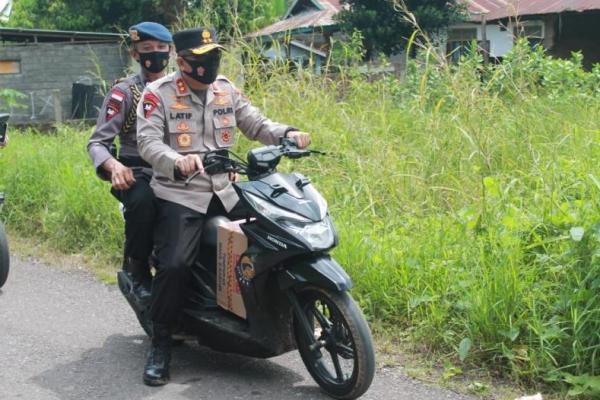 Lokasi Bencana Sulit Dijangkau, Kapolda Sewa Motor Ojek antar Bantuan Sosial