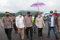 Tinjau Adonara dan Lembata, Mensos Salurkan Bantuan Rp 2,6 Miliar