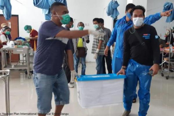 Plan Indonesia Salurkan Bantuan untuk Penyintas Banjir Bandang di Lembata, 