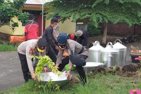 Kapolda NTT Bantu Bangun Dapur Umum di Posko Pengungsi