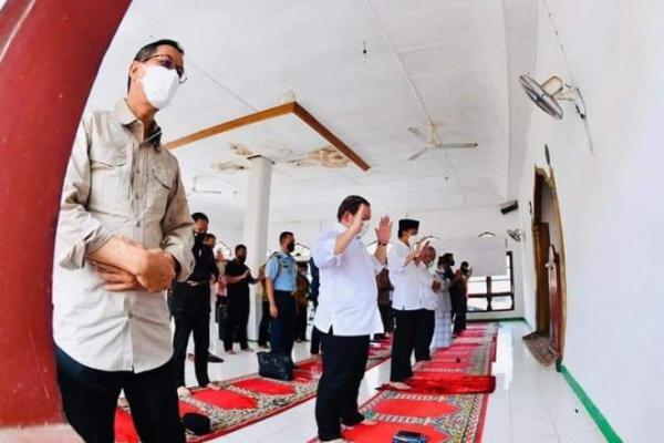 Presiden Jokowi Sholat Jumat di Lokasi Bencana 