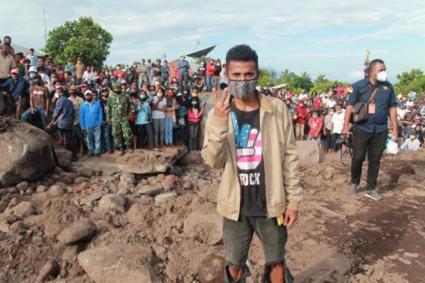 Enam Jam Berjemur Menunggu, Warga Adonara Ini Dapat Hadiah Jaket dari Jokowi