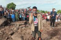 Enam Jam Berjemur Menunggu, Warga Adonara Ini Dapat Hadiah Jaket dari Jokowi