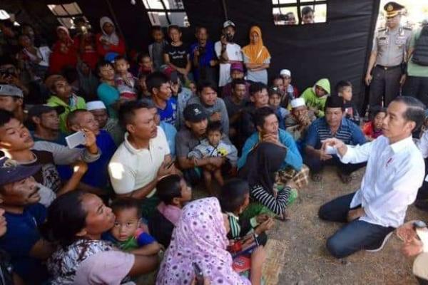 Presiden Joko Widodo Rela Berjongkok Untuk Menyapa Korban Bencana Adonara