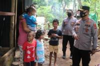  Prihatin Kondisi Warga, Kapolda NTT Salurkan Bantuan di Kota Kupang