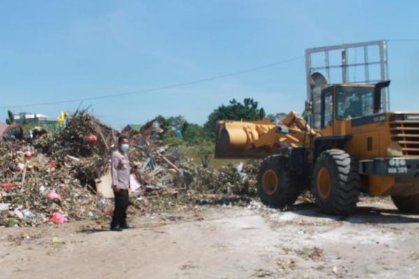 Polres Kupang Kota Kerahkan Alat Berat, Bersihkan Sampah Siklon Seroja