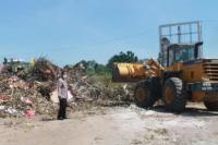 Polres Kupang Kota Kerahkan Alat Berat, Bersihkan Sampah Siklon Seroja