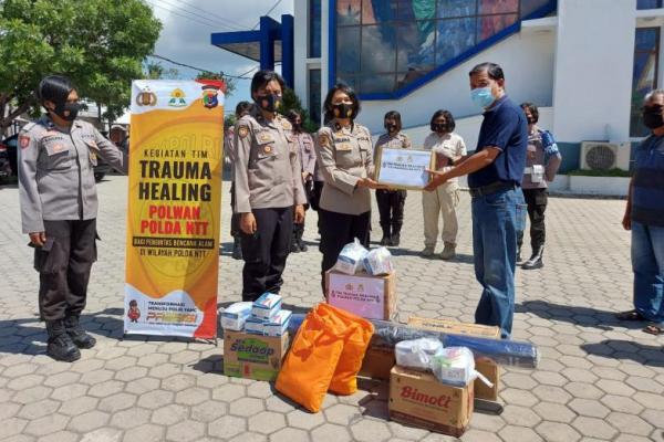  Sentuhan Polwan Polda NTT Menyejukkan Anak-Anak di Lokasi Pengungsian