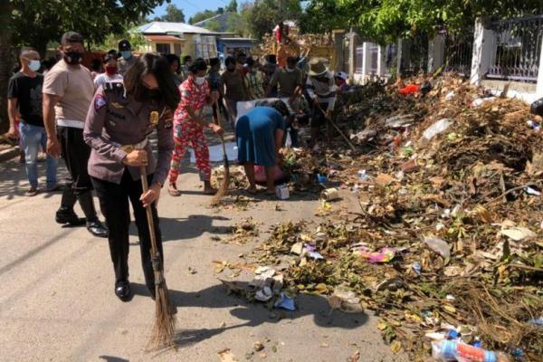 Sepekan, Polantas Angkut 50 Truk Sampah di Kupang Usai Badai Seroja