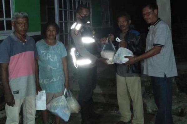 Polres Kupang Bagi Sembako Kepada 25 KK Korban Bencana di Desa Nekbaun
