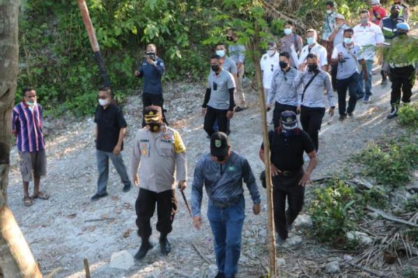 Kapolda NTT Salurkan Bantuan Kemanusiaan Bagi Korban di Pelosok Amarasi Barat