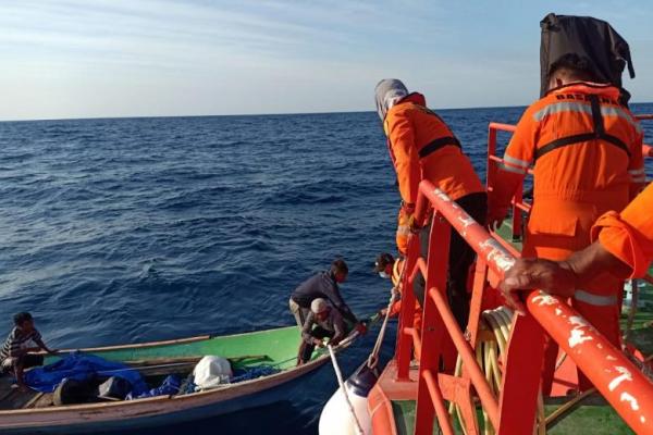  Basarnas Evakuasi Perahu Nelayan Mati Mesin di Selatan Pulau Rote