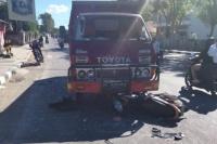 Tabrak Dump Truk di Jalan Timor Raya, Pengendara Sepeda Motor Sekarat
