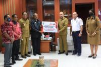 Pemprov Papua Barat Serahkan Bantuan untuk Korban Seroja di NTT