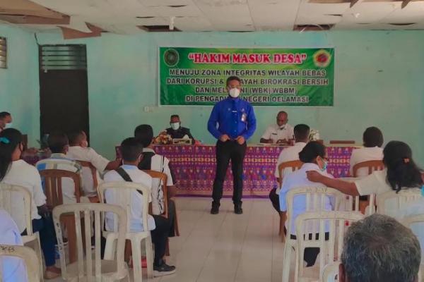 Pengadilan Negeri Oelamasi Sosialisasi Program Hakim Masuk Desa