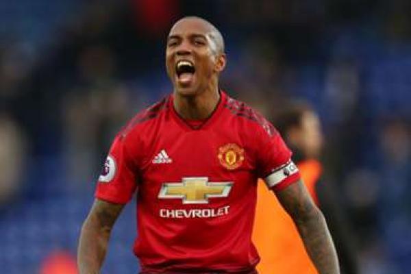 Ashley Young Resmi Bergabung ke Aston Villa