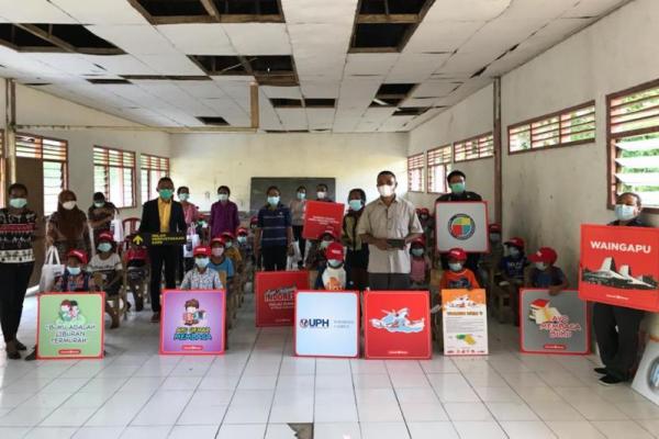 UPH Kampus Surabaya-Lion Air Group Laksanakan Donasi Buku untuk SD Makamenggit