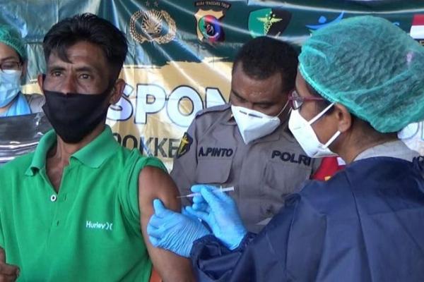HUT ke-75 Bhayangkara, Polda NTT Gelar Vaksinasi Gratis Bagi Warga Pesisir