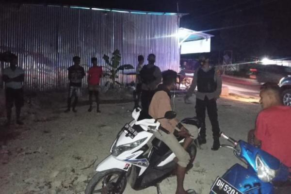 Polisi Bubarkan Kerumunan Pemuda di Malam Hari di Kupang