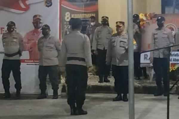 Upacara Naik Pangkat 41 Personil Polres Kupang Kota di Tengah Malam