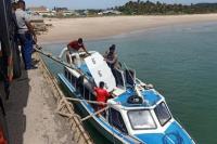  KPU Distribusi Logistik Pilkada ke Pulau Raijua Pakai Perahu Motor