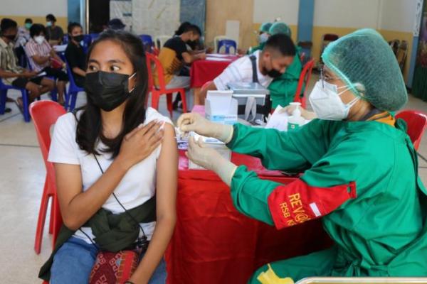 Biddokkes Polda NTT Gelar Vaksinasi Massal di Dua Lokasi di Kota Kupang