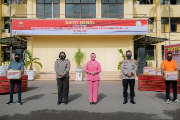 Polwan-Bhayangkari Polda NTT Salurkan Ratusan Paket Sembako