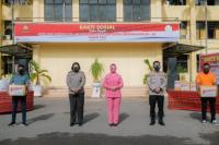 Polwan-Bhayangkari Polda NTT Salurkan Ratusan Paket Sembako