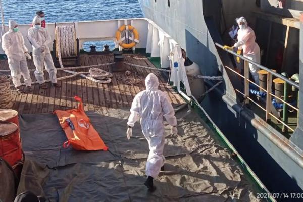 Diduga Terpapar Covid-19, Jenasah ABK Kapal Asal TTS Diturunkan di Sumbawa