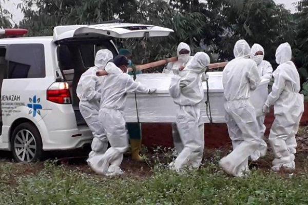 Tiga warga Maumere, Kabupaten Sikka di Pulau Flores terkonfirmasi positif Covid-19 dan meninggal dunia di rumah masing-masing, saat menjalani isolasi mandiri. 