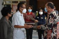 Wali Kota Serahkan Santunan bagi 125 Pensiunan ASN Kota Kupang