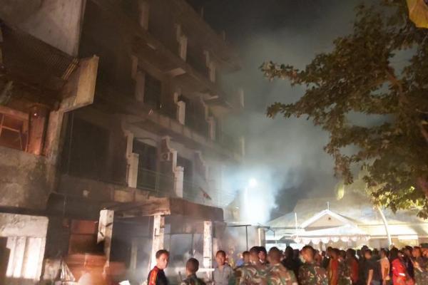Teddys Bar dan Rumah Permanen di Kupang Terbakar