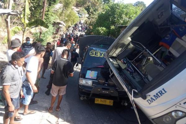 Iring-Iringan Mobil Pengantar Jenazah Terbalik Timpa Rumah Warga 