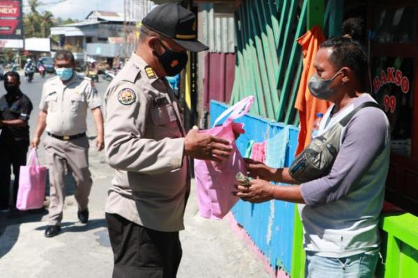 Humas Polda NTT Salurkan Ratusan Paket Bansos