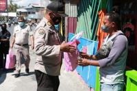 Humas Polda NTT Salurkan Ratusan Paket Bansos